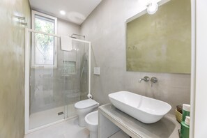 Chuveiro, secador de cabelo, bidê, toalhas de banho