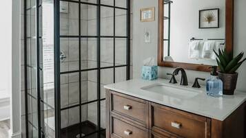 SĂšche-cheveux, serviettes fournies