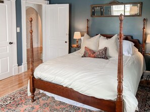 2 bedrooms, desk, iron/ironing board, travel crib - Stay in Downtown Lex, Hot Tub, Walk to VMI, W&L (Lexington)