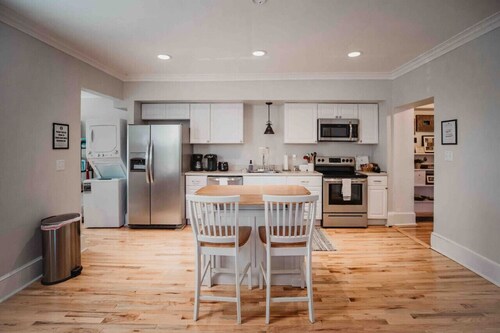 Stay in Downtown Lex, Hot Tub, Walk to VMI, W&L