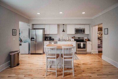 Stay in Downtown Lex, Hot Tub, Walk to VMI, W&L