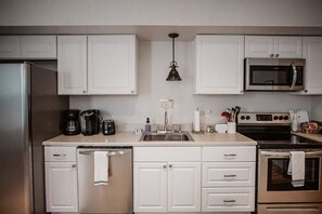 Geladeira, micro-ondas, fogão, cooktop
