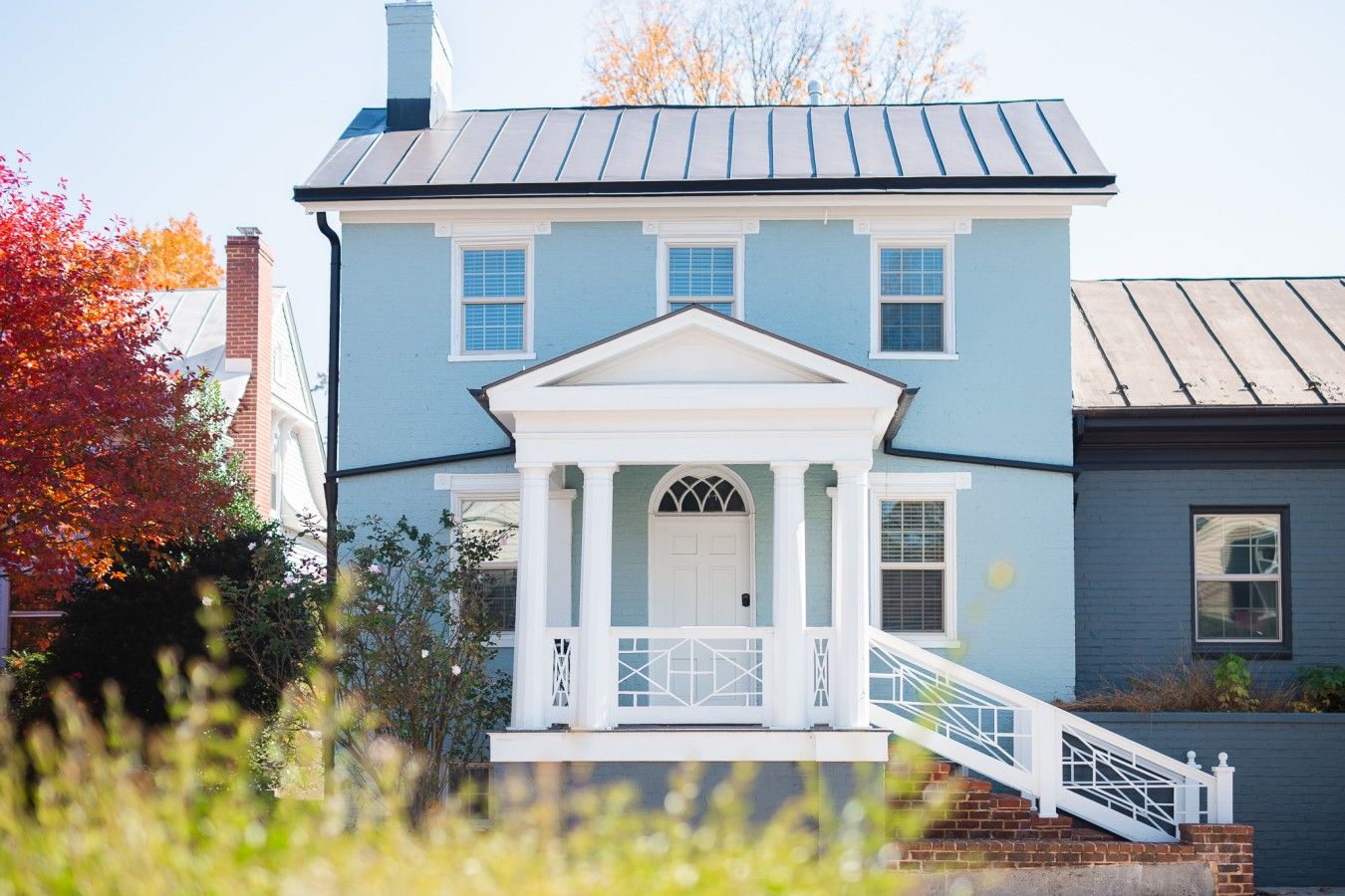 Beebe House on Main, right on Main Street. Take your coffee to the covered front porch’s café table for two and look out over historic downtown Lexington.