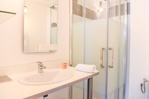 Douche, articles de toilette (gratuits), séchoir à cheveux