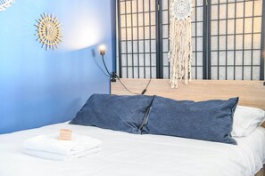 Iron/ironing board, WiFi, bed sheets