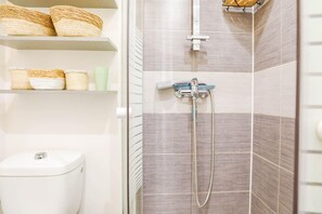 Toalettartikler (inkludert), hårføner og håndklær