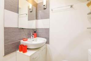 Gratis toiletartikelen, een haardroger, handdoeken