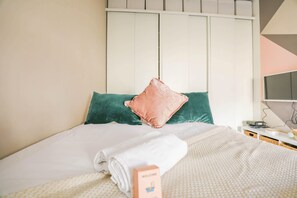 Iron/ironing board, WiFi, bed sheets
