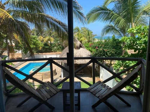 Playa Bruja Zicatela Apt. 3, Beach Front, Kitchen, AC, Starlink, Pool & More