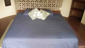 1 chambre, coffres-forts dans les chambres, fer et planche à repasser