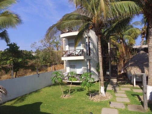 Playa Bruja Zicatela Apt. 3, Beach Front, Kitchen, AC, Starlink, Pool & More