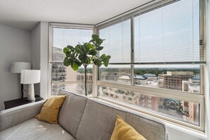 Living area - 2BR Luxury City Suite With Gym & Pool (Arlington)