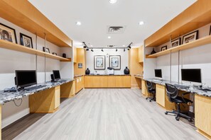 Business centre - 2BR Luxury City Suite With Gym & Pool (Arlington)