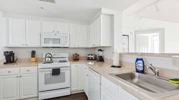 Comfort Apartment | Private kitchen | Full-sized fridge, microwave, oven, stovetop