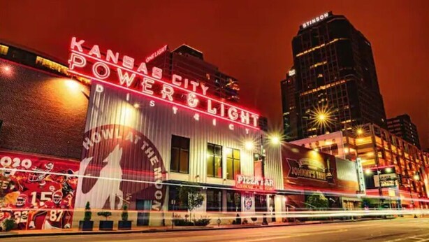 Un edificio con un letrero grande que dice "Kansas City Power & Light".