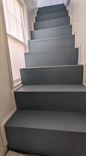 Un escalier gris foncé menant vers le haut.
