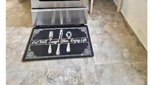 Una cocina con estufa, horno y cafetera sobre una encimera.