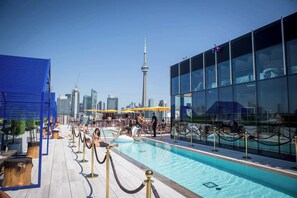Pool - Modern Condo located in Downtown Toronto (Toronto)