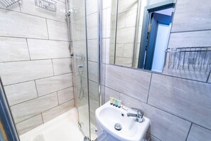 Studio | Bathroom | Shower, towels - Charming 1-bed Studio in Birmingham (Birmingham)