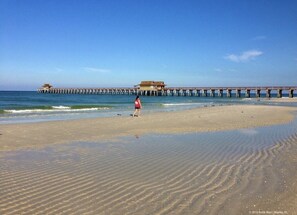 Nära stranden, solstolar och strandhanddukar