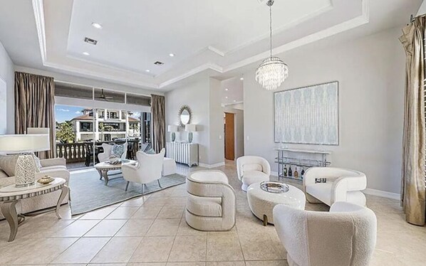 Smart-tv, böcker och en stereo