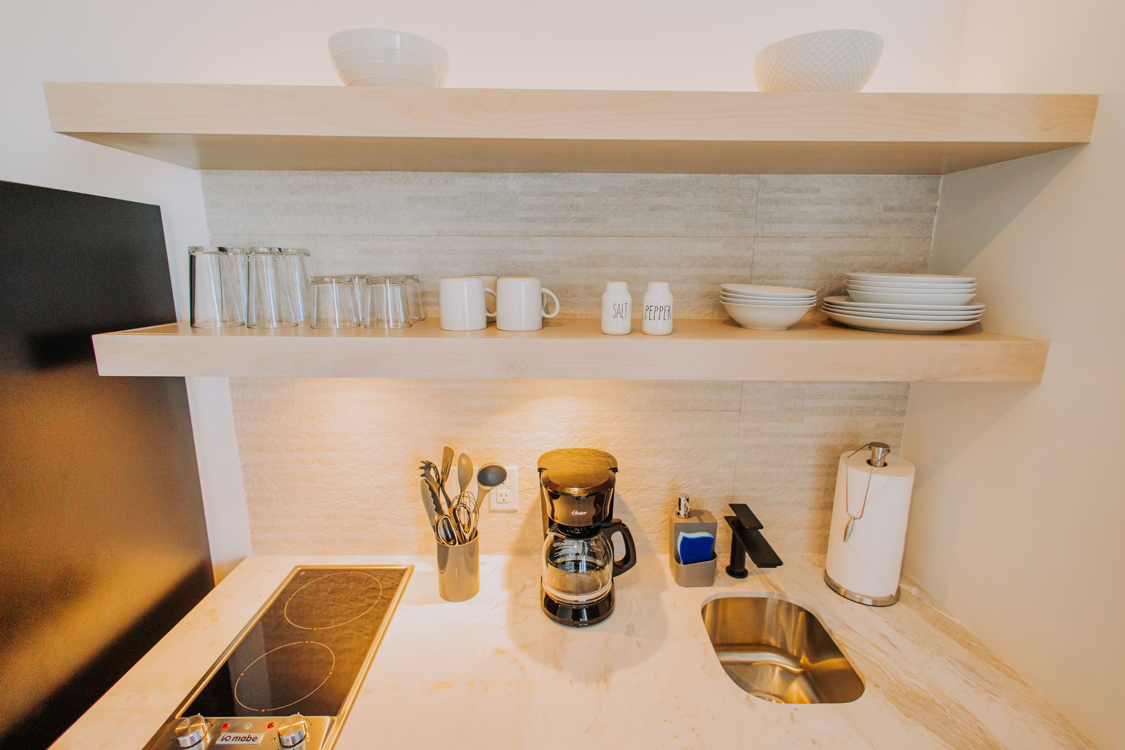 Kjøleskap, mikrobølgeovn og kjøkkenutstyr