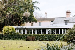 A building with a sign reading 'CHISWICK' and a bench in the foreground. - Peaceful & Light Paddington home (Paddington)