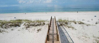 Lemonshello BeachFront, Hot tub, Heated Pool, 8 bedrooms