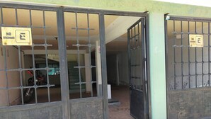 A gated entrance with a 'NO ESTACIONARSE' sign, a staircase, and a parked motorcycle inside. - Cozy Villa in Almoloya de Juárez, Mexico (Almoloya de Juárez)