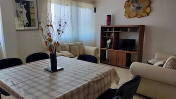 Apartamento, 2 habitaciones | Comedor