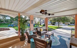 Terrace/patio - 10 min walk to DT! Fire Pit-Pet Friendly! A true DT retreat! (Mount Dora)