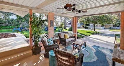 10 min walk to DT! Fire Pit-Pet Friendly! A true DT retreat!