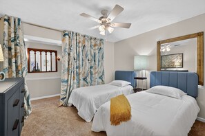 4 bedrooms, desk, iron/ironing board, free WiFi - 10 min walk to DT! Fire Pit-Pet Friendly! A true DT retreat! (Mount Dora)