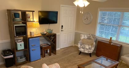 Cozy Cottage 3 blocks from town short walk . Large side yard. Parking on site.