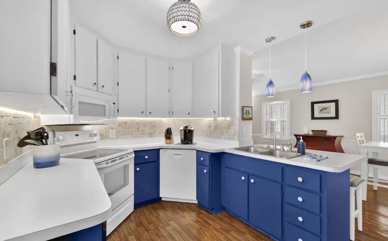 Refrigerador, microondas, cafetera y tetera y tostadora 