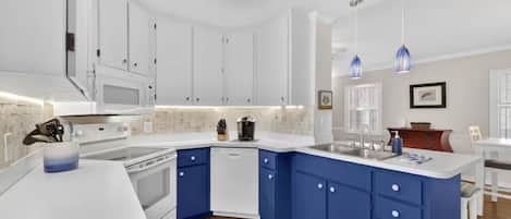 Refrigerador, microondas, cafetera y tetera y tostadora