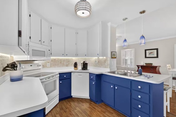 Jääkaappi, mikroaaltouuni, kahvin-/teenkeitin, leivänpaahdin