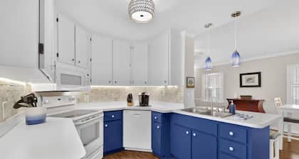 Cozy Cottage 3 blocks from town short walk . Large side yard. Parking on site.