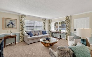 Smart TV - 10 min walk to DT! Fire Pit-Pet Friendly! A true DT retreat! (Mount Dora)