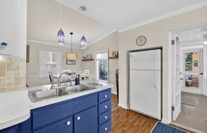 Fridge, microwave, oven, stovetop - 10 min walk to DT! Fire Pit-Pet Friendly! A true DT retreat! (Mount Dora)