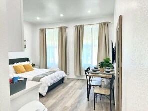 1 dormitori, caixa forta a l'habitació i planxa i posts de planxar 