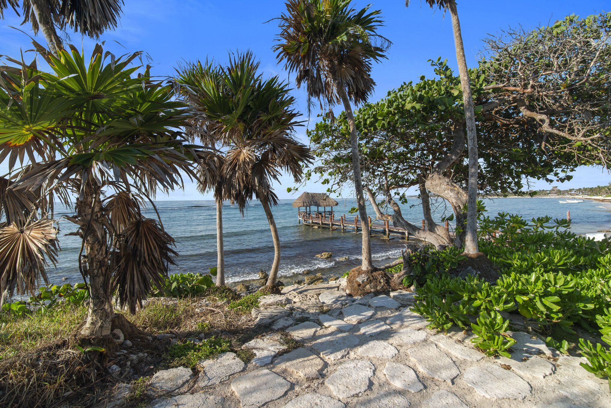 Beach nearby, sun-loungers, beach towels