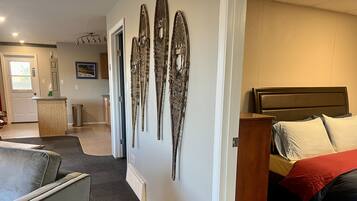 2 soverom, skrivebord, strykejern/-brett og internettilgang