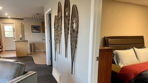 2 habitaciones, escritorio, tabla de planchar con plancha y internet 