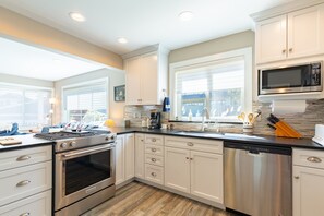 House (3 Bedrooms) | Private kitchen | Fridge, microwave, oven, stovetop - Mutiny Bay Ocean Breeze Retreat by Avantstay (Freeland)