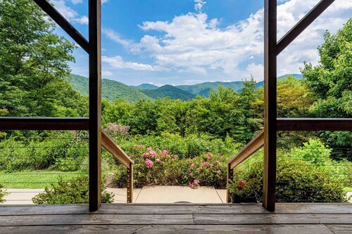 Among the Clouds by Avantstay Views + Hot Tub