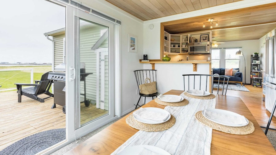 Swan Lake Cottage by Avantstay Views + Firepit