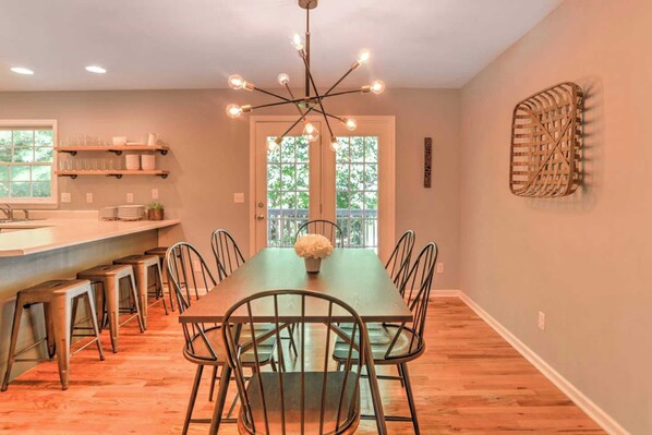 Dining - Best of the Blue Ridge by Avantstay A+ Location (Arden)