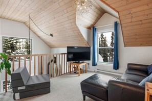 Televisión y chimenea 