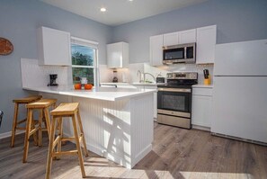 冷蔵庫、電子レンジ、オーブン、コンロ